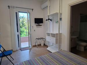 Televízia a/alebo spoločenská miestnosť v ubytovaní Turtle Island Apartments