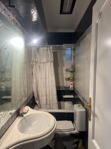 Ένα μπάνιο στο 3 Bedroom apartment with Garden & Office