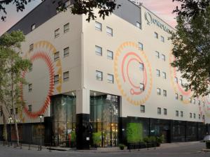 ヨハネスブルグにあるONOMO Hotel Johannesburg Sandtonの大輪の建物