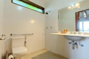 ein Badezimmer mit Toilette und Waschbecken in der Unterkunft Paraiso em praia Particular - 2km de Juquey in São Sebastião