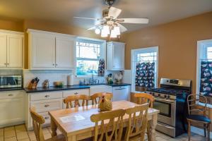 Kuchyň nebo kuchyňský kout v ubytování Cottage at Capitol Hill