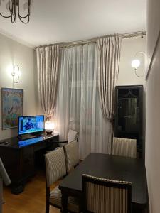 Televízia a/alebo spoločenská miestnosť v ubytovaní VINTAGE SENACKA APARTMENTS