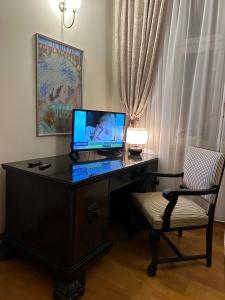 Televízia a/alebo spoločenská miestnosť v ubytovaní VINTAGE SENACKA APARTMENTS