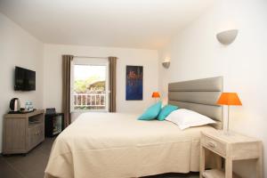 Un dormitorio con una cama grande y una ventana en Best Western Hotel Casa Bianca, en Calvi