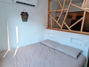 a bedroom with a bed with a window and a sign at Studio le Cosy - Bourgoin Centre in Bourgoin