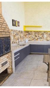 eine Küche mit Spüle und Arbeitsplatte in der Unterkunft Muro Alto Condomínio Clube - Porto de Galinhas in Porto De Galinhas