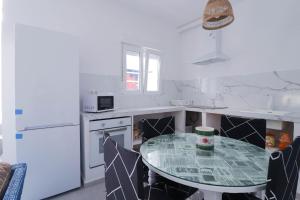 a kitchen with a table and a counter top at Habitación en casa compartida "Al-Mariya" in Almería
