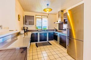 Eldhús eða eldhúskrókur á Maison Yole Bleue - Vue sur Les Trois Ilets