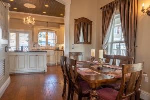 ein Esszimmer mit einem Holztisch und Stühlen in der Unterkunft Bliss House in Paso Robles