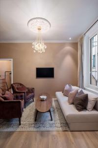 オスロにあるDINBNB Apartments Enjoy a stylish stay in the heart of the cityのソファとテーブルのあるリビングルーム