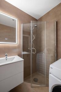 オスロにあるDINBNB Apartments Enjoy a stylish stay in the heart of the cityのシャワーと洗面台付きのバスルーム +25枚の写真