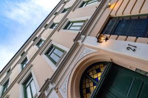 オスロにあるDINBNB Apartments Enjoy a stylish stay in the heart of the cityの高層ビル
