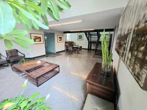 Uma área de estar em Via Contorno Hotel