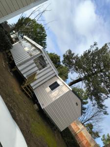 une maison au sommet d'une colline avec des arbres dans l'établissement mobil home luminosa 6pers tout équipé 3ch, à Saint-Jean-de-Monts