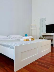 A bed or beds in a room at Castelnuovo Rooms #Politeama