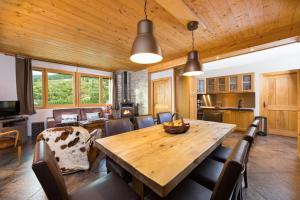 une salle à manger avec une table et des chaises en bois dans l'établissement La clairière aux cerfs, à Ventron