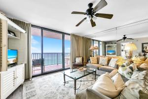 Televiisor ja/või meelelahutuskeskus majutusasutuses One Seagrove Place 702 Gulf-front unit sleeps 6