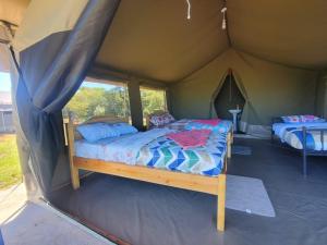 Postel nebo postele na pokoji v ubytování Giraff maasai mara home stay&safaris
