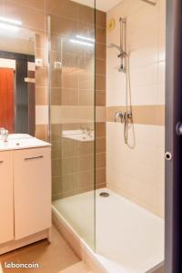 Koupelna v ubytování Appartement avec Balcon proche des thermes