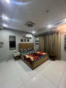 Televisi dan/atau pusat hiburan di Feel free Stay With Eiffel Tower view