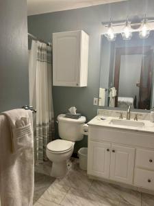 Ένα μπάνιο στο The Arlington Apartment