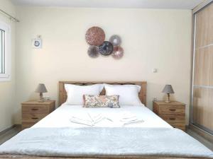 普洛马里翁Kate's的卧室里有一张白色的大床，床边还有两盏灯