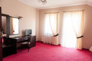 a room with a desk with a computer and a window at Hotel Podzamcze in Góra Kalwaria