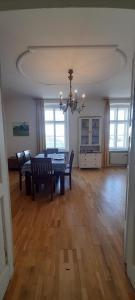duży salon ze stołem i krzesłami w obiekcie Appartements Donaublick w Linzu
