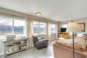 Fotografie z fotogalerie ubytování Private Dock and Decks Lakefront Retreat in Stover! v destinaci Stover