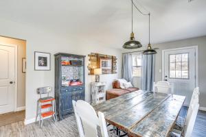 Fotografie z fotogalerie ubytování Private Dock and Decks Lakefront Retreat in Stover! v destinaci Stover