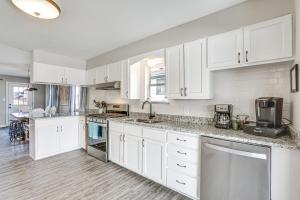 Fotografie z fotogalerie ubytování Private Dock and Decks Lakefront Retreat in Stover! v destinaci Stover + 21 fotografií