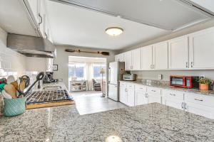 Fotografie z fotogalerie ubytování Private Dock and Decks Lakefront Retreat in Stover! v destinaci Stover