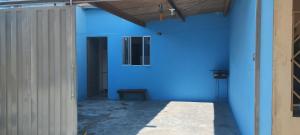 une chambre avec un mur bleu et une clôture dans l'établissement Kit net stl, à São Thomé das Letras