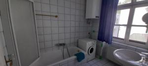 W łazience znajduje się umywalka, toaleta, wanna i umywalka. w obiekcie Appartements Donaublick w Linzu +37 zdjęć