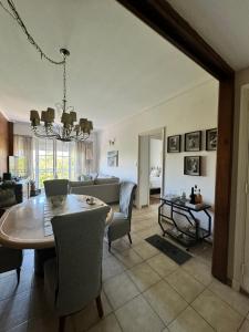 une salle à manger et un salon avec une table et des chaises dans l'établissement Depto 3 dormit Plaza Colon-Frente Al mar-SOLO para familias!, à Mar del Plata