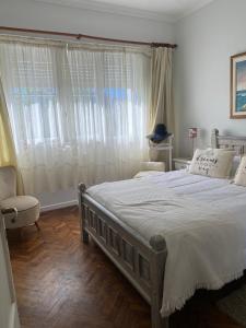 une chambre avec un grand lit et une fenêtre dans l'établissement Depto 3 dormit Plaza Colon-Frente Al mar-SOLO para familias!, à Mar del Plata