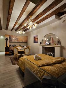 una camera da letto con un letto e una sala da pranzo di La Residenza di Carlo close to Piazza San marco a Venezia