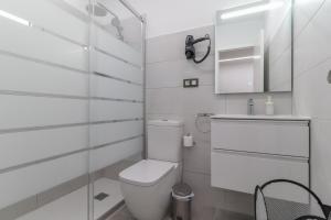 A bathroom at Apartamentos Bello Lanzarote