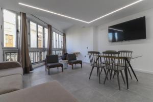 A television and/or entertainment centre at Apartamentos Bello Lanzarote