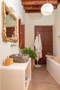 un baño con lavabo y espejo en Dream House in the Venetian Castle, en Naxos Chora 52 fotos más
