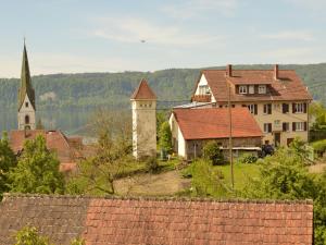 un groupe de maisons, une église et une étendue d'eau dans l'établissement Zum Torkelhaus, à Sipplingen