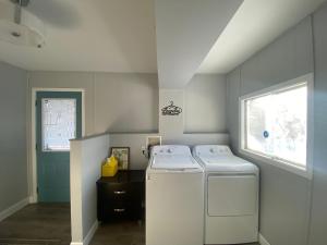 Postel nebo postele na pokoji v ubytování Cozy Quincy by The Jordan Company