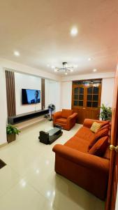 a living room with a couch and a flat screen tv at Castellares la Puebla Hostelería Departamento in Ayacucho +41 photos
