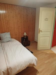 Maison Appartement plein Centre Saint Astier في Saint-Astier: غرفة نوم بسرير وباب ابيض