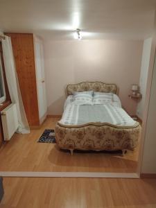 Maison Appartement plein Centre Saint Astier في Saint-Astier: غرفة نوم بها سرير في الغرفة