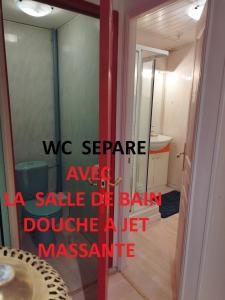 Maison Appartement plein Centre Saint Astier في Saint-Astier: غرفة مع باب مفتوح على دورة المياه