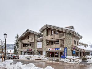 ein Gebäude mit Schnee davor in der Unterkunft Appartement 3P au coeur de Courchevel, proche commerces et pistes, parking inclus - FR-1-562-10 in Courchevel