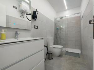 A bathroom at Apartamentos Bello Lanzarote Még 37 kép