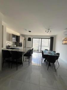 Kuchyň nebo kuchyňský kout v ubytování Xlendi - Seafront 2 Bedroom Apartment, Fully Air-conditioned and equipped with all amenities