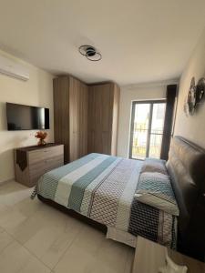 Postel nebo postele na pokoji v ubytování Xlendi - Seafront 2 Bedroom Apartment, Fully Air-conditioned and equipped with all amenities